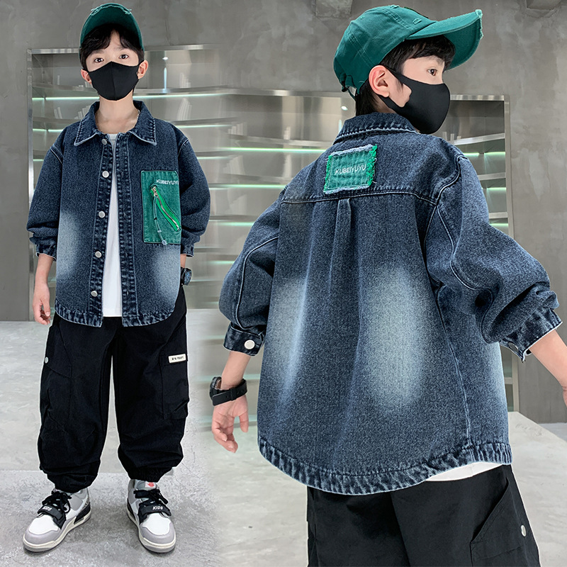 Poche zippée verte sur le manteau