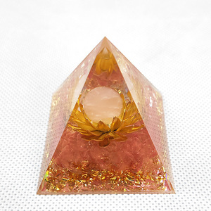 Pyramide en époxy cristal motif pastèque rose, décoration Feng Shui pour bureau, ornement de salon, emballage individuel - Product Image 3