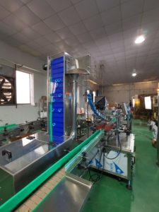 Alimentateur de capsules entièrement automatique de type élévateur et machine de capsulage <span class=keywords><strong>rotative</strong></span> à quatre roues - Product Image 4