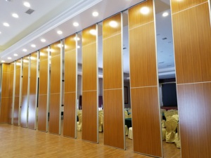 Parete Divisoria Scorrevole Fonoassorbente per Scuole di Ristorazione con Design Pieghevole, Costruzione Moderna in Legno, Isolamento Acustico Efficiente - Product Image 1