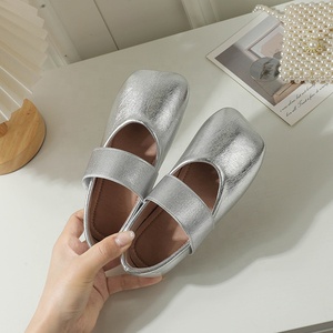 Chaussures plates Mary Jane argentées pour filles, confortables pour tous les jours, fêtes, école et occasions décontractées - Product Image 4