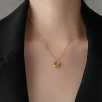 Collier pendentif rond simple en acier inoxydable avec chaîne en O plaquée or 18 carats - Bijou tendance et polyvalent pour femmes