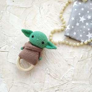 Nuevo diseño de ganchillo bebé Yoda sonajero juguetes <span class=keywords><strong>Amigurumi</strong></span> hilo tejido de madera de haya <span class=keywords><strong>mordedor</strong></span> relleno de punto Yoda sonajero para regalos de bebé - Product Image 2