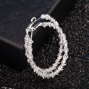 El fabricante de joyas de aleación plateada de moda, simple y elegante suministra pendientes redondos para mujer, populares para exportar a - Product Image 4