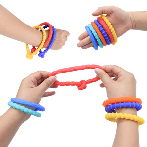 Anillos sensoriales blandos de silicona ajustables, juguete de descompresión para niños, entrenamiento sensorial, paquete de 6 bandas elásticas coloridas para la muñeca - Product Image 1