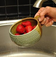 Handgemaakte moderne steengoed fruitschaal met afgietgreep, grijs, op maat gemaakt, keramiek, magnetronbestendig, voedselveilig, keuken fruitbakje