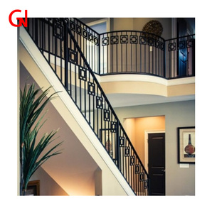 Colonne de <span class=keywords><strong>ferronnerie</strong></span> à motifs personnalisés pour une utilisation en intérieur Main courante d'escalier au design contemporain simple Rampes de villas Greniers Couleur noire - Product Image 1