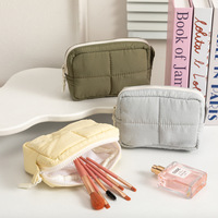 Pochette de maquillage matelassée à motif quadrillé, légère et rembourrée, avec fermeture éclair, minimaliste, portable pour femme, mini pochette cosmétique, sac de rangement doux effet nuage pour produits de beauté