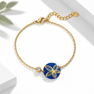 สร้อยข้อมือสแตนเลสสตีลชุบทอง 14K สีทองประดับดอกไม้สีน้ำเงินและเพทาย พร้อมตัวล็อกแบบก้ามปู - Product Image 1