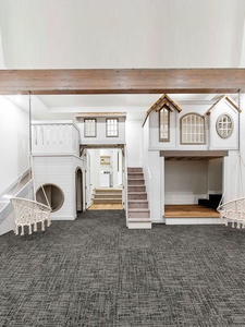 Letto a castello a forma di casetta sull'albero di grandi dimensioni per bambini, area giochi con scivolo, base segreta, letto per bambini multifunzionale e personalizzabile - Product Image 1