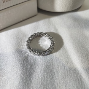 Bague en <span class=keywords><strong>or</strong></span> 10 carats avec 0,2 carat par pièce, sertie <span class=keywords><strong>de</strong></span> pierres synthétiques rondes, style demi-éternité complète ou partielle - Product Image 2