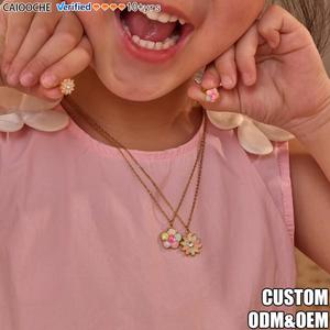CAIOOCHE Ensemble de bijoux <span class=keywords><strong>pour</strong></span> enfants personnalisé et mignon, collier et boucles d'oreilles <span class=keywords><strong>en</strong></span> acier inoxydable avec fleurs <span class=keywords><strong>en</strong></span> émail, ensemble de bijoux raffinés <span class=keywords><strong>pour</strong></span> filles - Product Image 1