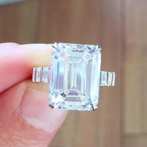 Anello di Fidanzamento F1213 per Donna in Oro Bianco con Diamante Taglio Smeraldo e Pietre Laterali Naturali Colore D - Product Image 6