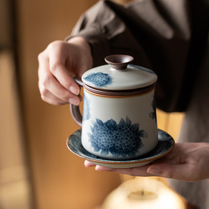 Tasse à thé en porcelaine bleue et blanche Guanlan avec couvercle et filtre, séparateur d'eau et de thé, tasse à thé personnelle pour le bureau, design floral en céramique - Product Image 1