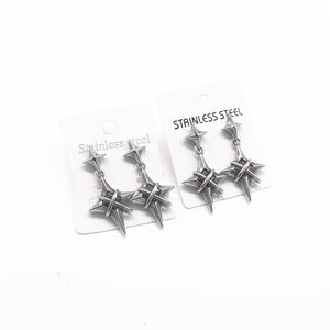 Boucles d'oreilles pendantes personnalisées pour hommes, en acier inoxydable 316L, hypoallergéniques, avec double étoile et pierre rouge, style vintage punk gothique pour hommes - Product Image 4