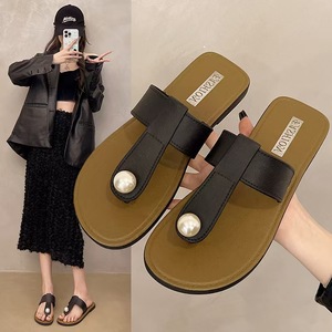 Zapatos de playa de suela blanda, versátiles y a la moda, para usar con pantuflas planas informales para mujer. - Product Image 3