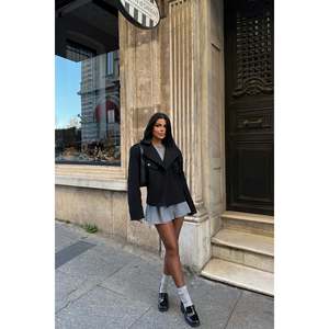 Chaqueta de Piel de Oveja Negra de Doble Botonadura para Otoño/Invierno, Ligera, con Relleno de Poliéster, Forro de Spandex, Diseño Sólido, Corta - Product Image 2