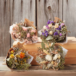 Bouquet Floral de Luxe B avec Mini Eucalyptus, 10 pièces, Arrangement préservée de lilas et fleurs séchées - Product Image 5