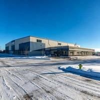 Edificio de taller de acero con área de oficinas para instalaciones de producción y almacenamiento