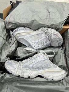 Luxurious brand fashionable walking shoes of top quality with breathable soft soles, suitable for both men and women. - Product Image 5