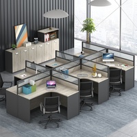 Ensemble de postes de travail modernes et minimalistes en bois pour quatre employés, avec cloisons de bureau et chaises - Idéal pour les entreprises