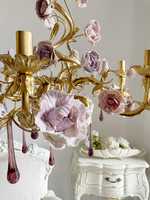 Lustre en verre artisanal de luxe violet avec fleurs, accents lumineux en métal doré pour hôtel, maison, salon