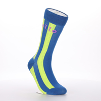 Chaussettes mi-mollet bleues personnalisées, rayures jaunes fluorescentes, lettres violettes en jacquard, chaussettes lumineuses