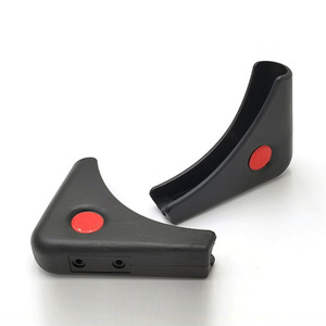 Couvre-pieds de bureau en plastique noir Shih Hung Plastics, coussinets triangulaires pour pieds de chaise de bureau, coussinets réglables en hauteur pour meubles - Product Image 3