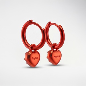 Boucles d'oreilles pendantes en argent sterling 925 avec finition rouge métallique et zircon cubique rouge taille cœur - Product Image 5