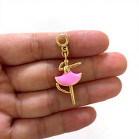 Breloques en laiton émaillé à motifs de dessins animés variés, plaquées or 18 carats, en forme d'abeille, de chat, de chien et de ballerine, pour accessoires de bricolage - Vente en gros à chaud