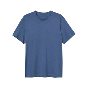 Camiseta transpirable de color sólido para hombre en mezcla de algodón y poliéster con mangas cortas y corte regular cómodo. - Product Image 1