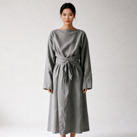 Robe midi décontractée en lin uni pour femme, col bateau, manches longues, taille croisée avec ceinture, coupe ample et fluide, idéale pour l'été
