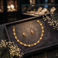 Parure de bijoux élégante plaquée or avec collier chaîne à disques creux, boucles d'oreilles clous fleur en zircon cubique et bague – Style minimaliste pour le quotidien et les soirées, haute couture