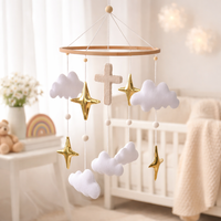 Mobile de berceau Montessori éducatif avec étoiles dorées et nuages, cadeau de baptême, jouet suspendu en forme de croix pour chambre de bébé