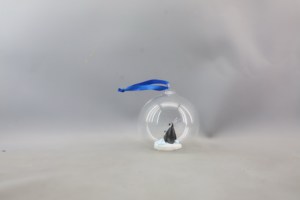 Globo de Nieve Artístico Pintado a Mano de Resina de 80 mm con Base Musical, Escena Ártica, Purpurina y Efecto de Nieve - Product Image 3
