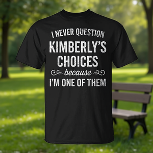 Camiseta: Nunca cuestiono las decisiones de Kimberly, porque soy una de ellas. - Product Image 3