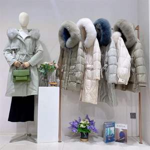 Stock di Abbigliamento Donna Scontato Senza Etichetta Giaccone Piumino Usato di Media Lunghezza con Collo di Pelliccia per Liquidazione Invernale - Product Image 2