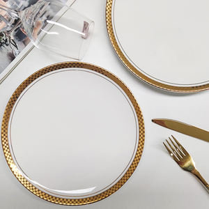 Ensemble d'assiettes en céramique de luxe blanc royal avec bord doré Assiettes en <span class=keywords><strong>porcelaine</strong></span> plaquée or véritable 18 carats Assiettes rondes en <span class=keywords><strong>porcelaine</strong></span> à bord doré - Product Image 3