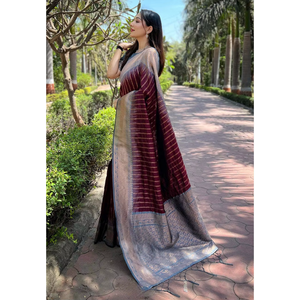 Sari Marrón de Seda Suave con Borde Floral y Contraste Tejido con Hilo Zari para Vestidos de Cóctel - Product Image 4