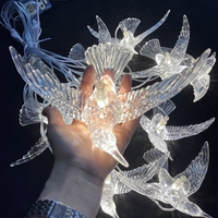 Accessoires de mariage : Lustre lumineux transparent à 10 têtes en forme d'oiseaux pour la décoration de scène de mariage, personnalisable en usine.