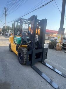 Chariot élévateur diesel d'occasion KOMATSU FD50 5 tonnes, chariot élévateur contrepoids d'origine japonaise pour la manutention de marchandises en port et en usine - Product Image 3