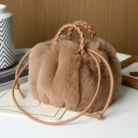 Sac à main mini seau plissé en fausse fourrure douce pour femme, avec deux poignées tressées et fermeture éclair, capacité 1-2L, design tendance