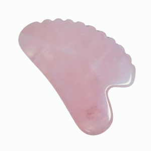 Outil Gua Sha en quartz rose naturel de haute qualité en forme de cœur avec des dents, planche de massage pour le soin de la peau du visage et du corps - Product Image 1