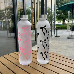 環境に優しい1000mlスポーツプラスチック製ウォーターボトル、直飲み、ジム、旅行、販促品、新学期ギフト、可愛いリボン付き - Product Image 1