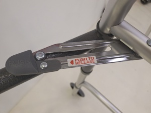 Andador plegable de 2 botones con ruedas, andador rodante, andador de rueda delantera, andadores ligeros de altura ajustable, Plata - Product Image 5