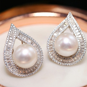 Boucles d'oreilles pendantes classiques plaquées or 18 carats blancs, imitation perle ronde, pavé baguette, bijoux de mariage pour femme - Product Image 3