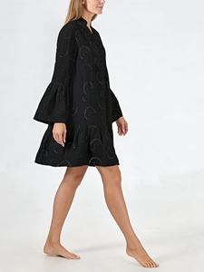 Robe décontractée noire brodée à œillets pour femme grande taille, longueur genou, manches cloche, ourlet volanté, coupe ample, en maille simple - Product Image 5