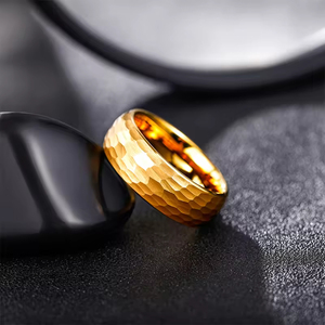 Anelli da <span class=keywords><strong>Uomo</strong></span> Tempusort in Carburo <span class=keywords><strong>di</strong></span> Tungsteno Placcato Oro 8mm, Design Classico a Cupola Martellata per Matrimonio e <span class=keywords><strong>Fidanzamento</strong></span> - Product Image 3