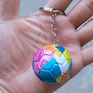 Porte-clés mascotte en PVC en forme <span class=keywords><strong>de</strong></span> <span class=keywords><strong>ballon</strong></span>, multicolore, lignes courbes, pour fans <span class=keywords><strong>de</strong></span> football féminin, souvenirs des États-Unis, <span class=keywords><strong>du</strong></span> Canada et <span class=keywords><strong>du</strong></span> Mexique 2026 - Product Image 3