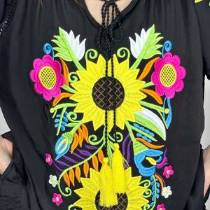 Chemisier élégant décontracté pour femme OEM, brodé multicolore, à manches courtes et volants - Product Image 6